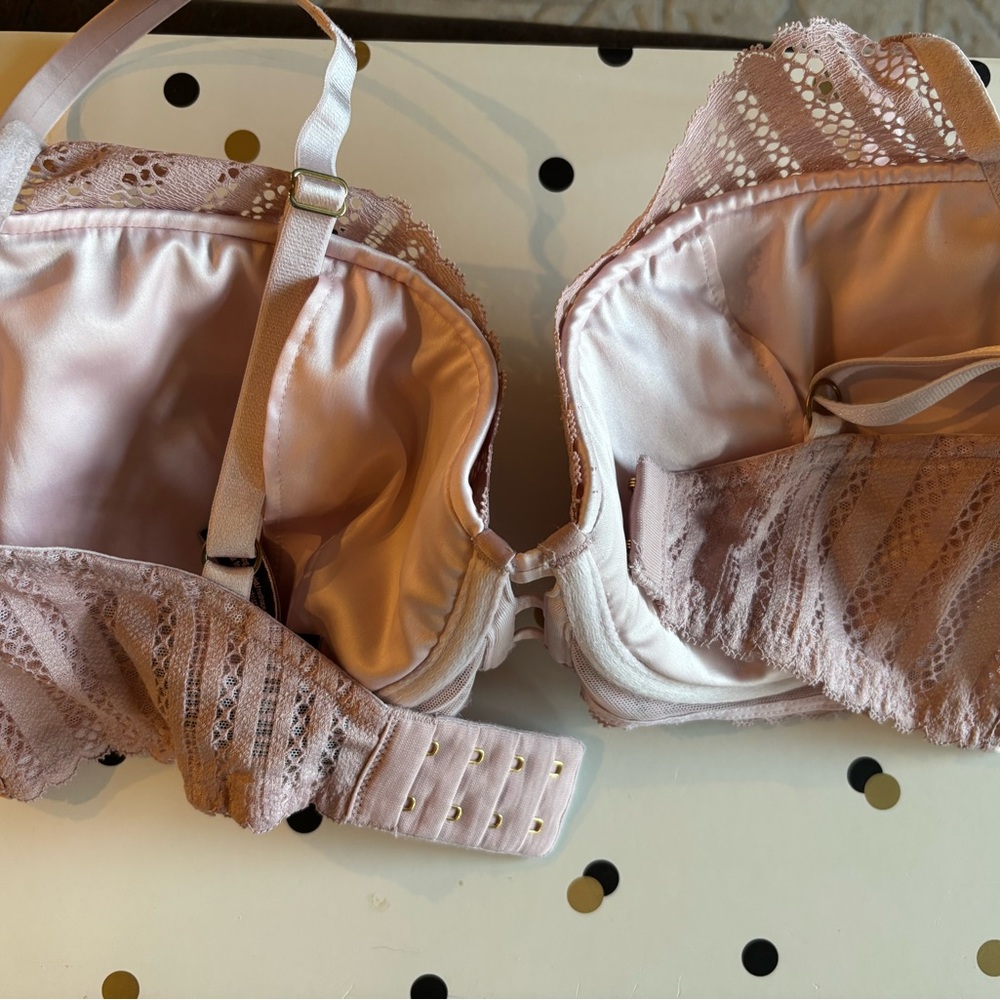 Victoria's Secret Lace Bra in Blush - Picture 3 of 3